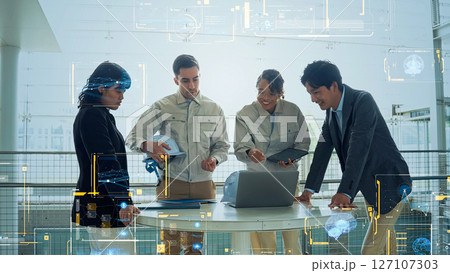 多国籍エンジニアのグループとソフトウェアインターフェースのコンセプト 127107303