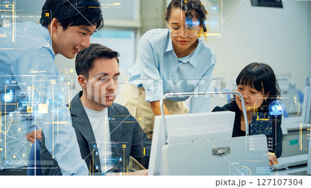 多国籍エンジニアのグループとソフトウェアインターフェースのコンセプト 多国籍エンジニアのグループとソフトウェアインターフェースのコンセプト 127107304