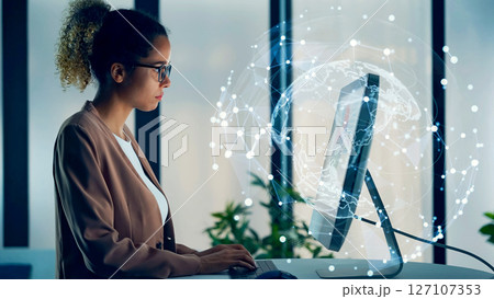 オフィスで作業する外国人女性とグローバルネットワークのコンセプトビジュアル オフィスで作業する外国人女性とグローバルネットワークのコンセプトビジュアル 127107353