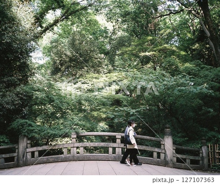 明治神宮の参道にかかる橋 127107363
