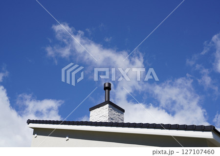 青空と薪ストーブの煙突 127107460