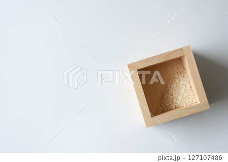 白背景に升に残った少量のコメ 白背景に升に残った少量のコメ 127107486