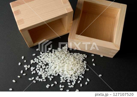 こぼれた少しのコメと2つの空の升 127107520