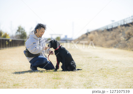 犬を散歩する男性 犬を散歩する男性 127107539