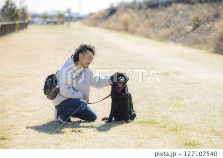 犬を散歩する男性 犬を散歩する男性 127107540