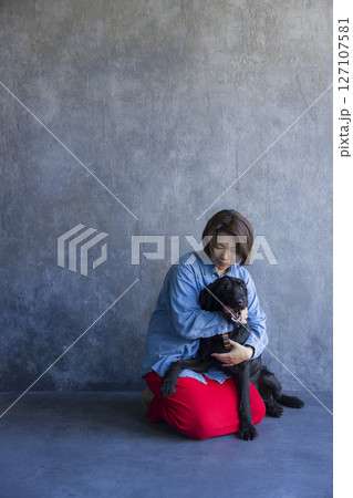 黒い犬と遊ぶ女性 黒い犬と遊ぶ女性 127107581
