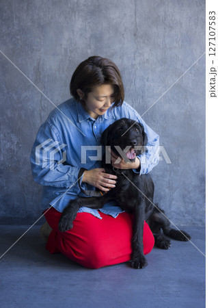黒い犬と遊ぶ女性 黒い犬と遊ぶ女性 127107583