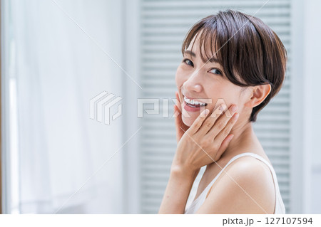 朝、スキンケアをするミドル女性。 127107594