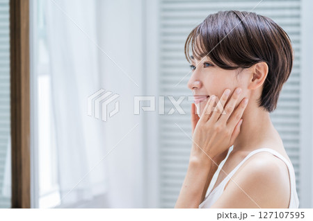 朝、スキンケアをするミドル女性。 127107595