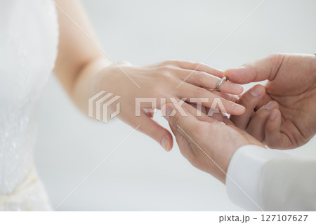 指輪交換をする新郎新婦 127107627