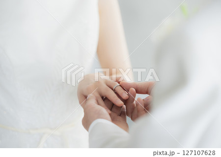 指輪交換をする新郎新婦 127107628