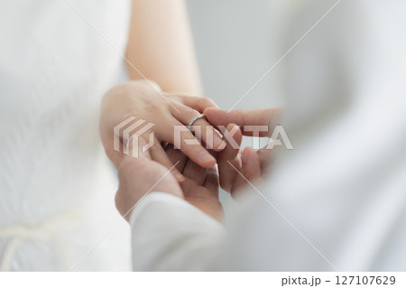指輪交換をする新郎新婦 127107629