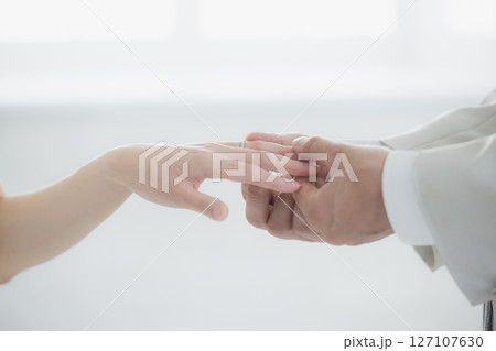 指輪交換をする新郎新婦 127107630