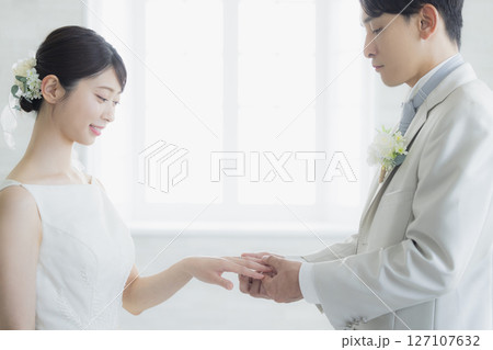 指輪交換をする新郎新婦 127107632