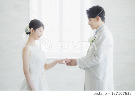 指輪交換をする新郎新婦 127107633
