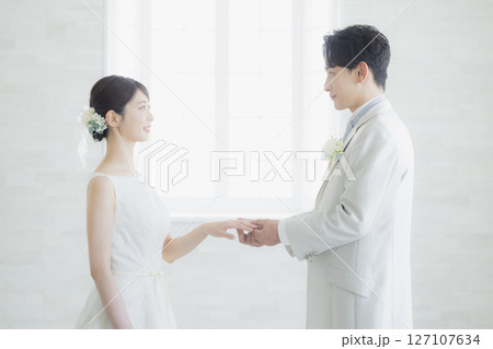 指輪交換をする新郎新婦 指輪交換をする新郎新婦 127107634