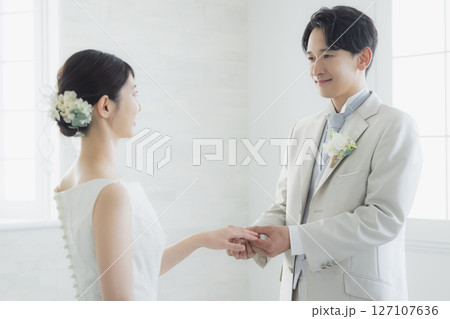 指輪交換をする新郎新婦 127107636