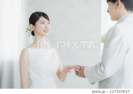 指輪交換をする新郎新婦 127107637