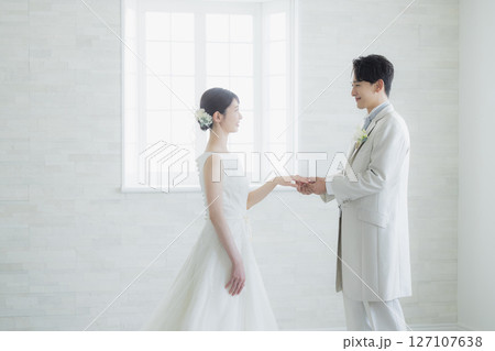 指輪交換をする新郎新婦 指輪交換をする新郎新婦 127107638