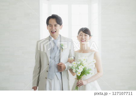 指輪交換をする新郎新婦　　 127107711