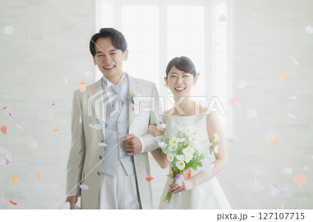 指輪交換をする新郎新婦　　 127107715