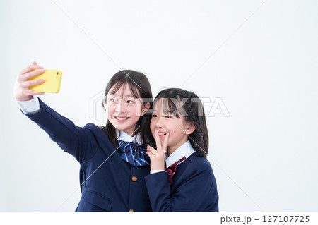 スマートフォンで自撮りをする女子学生 127107725