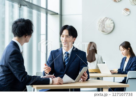 オフィスで打ち合わせをする若いビジネスマン 撮影協力:スカパー東京メディアセンター オフィスで打ち合わせをする若いビジネスマン 撮影協力:スカパー東京メディアセンター 127107738