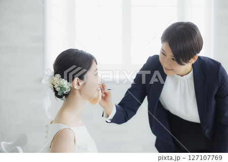 ヘアメイクをする新婦　 127107769