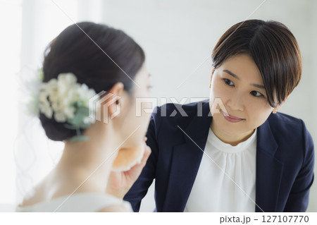 ヘアメイクをする新婦　 127107770