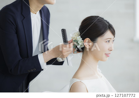 ヘアメイクをする新婦　 127107772