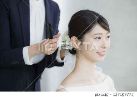 ヘアメイクをする新婦　 127107773