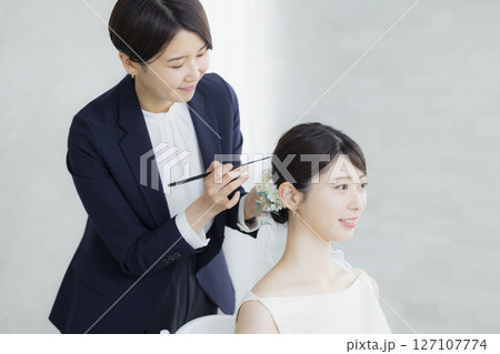 ヘアメイクをする新婦　 127107774