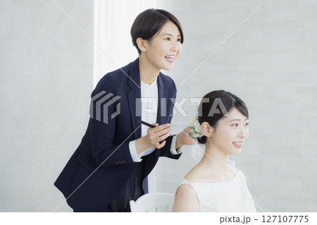 ヘアメイクをする新婦　 127107775