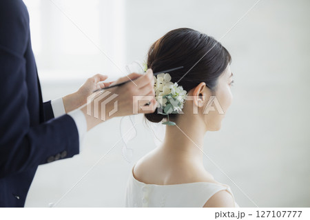 ヘアメイクをする新婦 ヘアメイクをする新婦 127107777