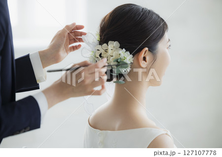ヘアメイクをする新婦 ヘアメイクをする新婦 127107778