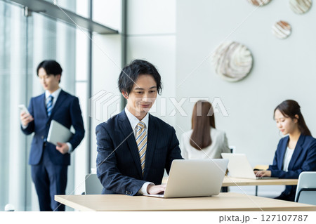 オフィスで働くビジネスマン 撮影協力:スカパー東京メディアセンター オフィスで働くビジネスマン 撮影協力:スカパー東京メディアセンター 127107787