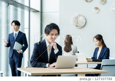 オフィスで働くビジネスマン　撮影協力:スカパー東京メディアセンター 127107788