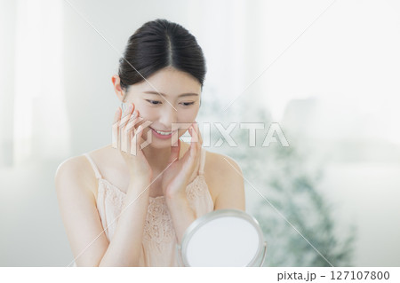 スキンケアをする若い女性 スキンケアをする若い女性 127107800