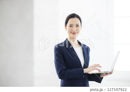 ノートパソコンを持つ笑顔のビジネスウーマン　 127107922