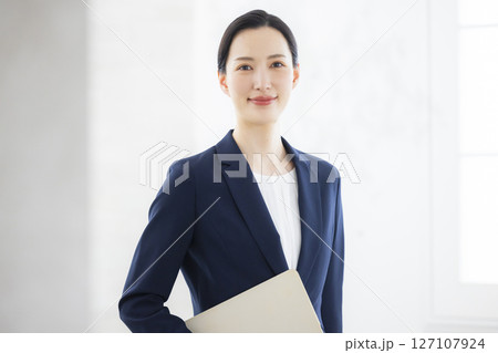 ノートパソコンを持つ笑顔のビジネスウーマン　 127107924