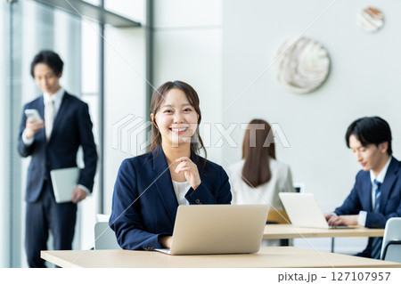 オフィスで働く若いビジネスウーマン　撮影協力:スカパー東京メディアセンター 127107957