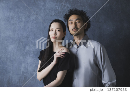 見つめ合う男女 127107988