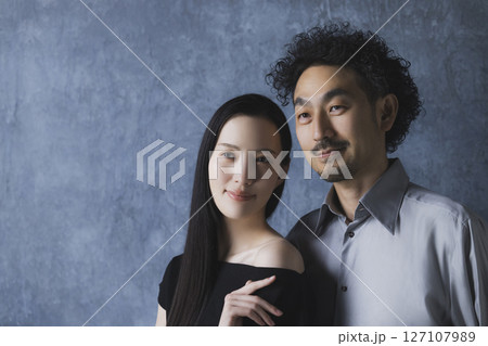 見つめ合う男女 127107989