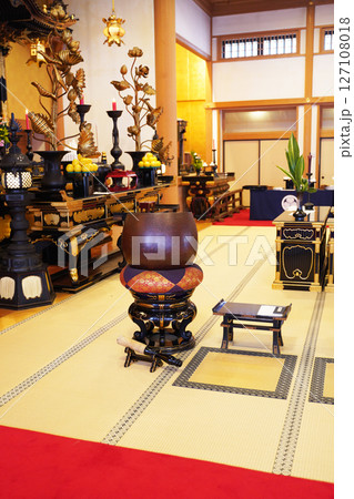お寺の本堂 127108018