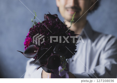 花束を持つ男性 花束を持つ男性 127108036