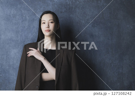 黒いスーツの女性 黒いスーツの女性 127108242