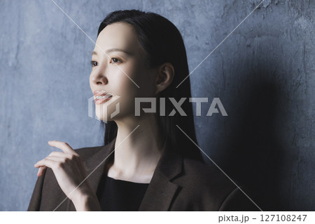 黒いスーツの女性 黒いスーツの女性 127108247