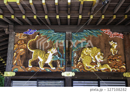 埼玉県　秩父神社　御本殿　左甚五郎作子宝・子育ての虎　秩父三社の一社 127108282