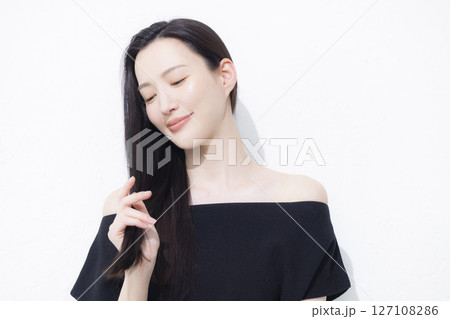 黒いオフショルを着た女性  127108286