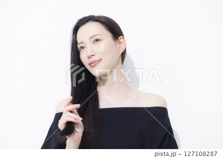 黒いオフショルを着た女性 黒いオフショルを着た女性 127108287